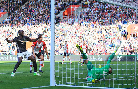 Lukaku làm hung thần, MU thắng 