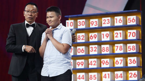 Cậu bé 12 tuổi người Philippines thể hiện tài năng trên sân khấu:
