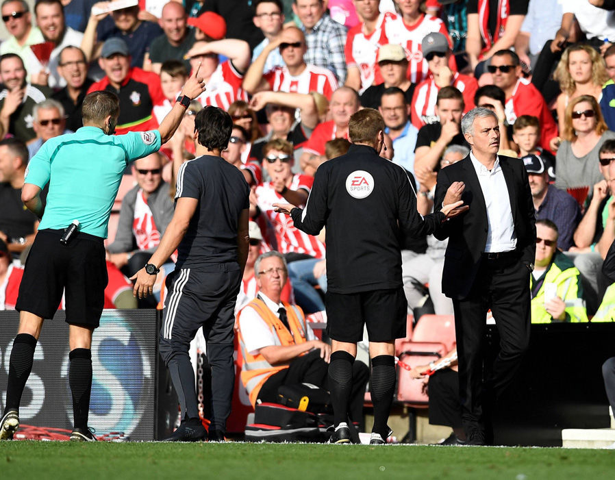 Lý do hài hước khiến Mourinho bị đuổi lên khán đài