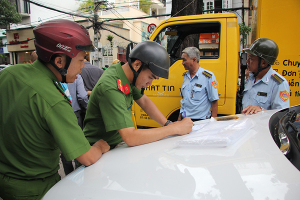 Đi dẹp vỉa hè, Thượng úy công an bị côn đồ tấn công