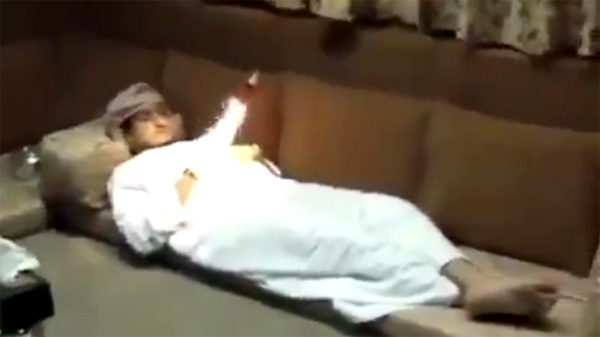 Tỉnh giấc trong kinh hãi vì trò đùa của nhóm bạn