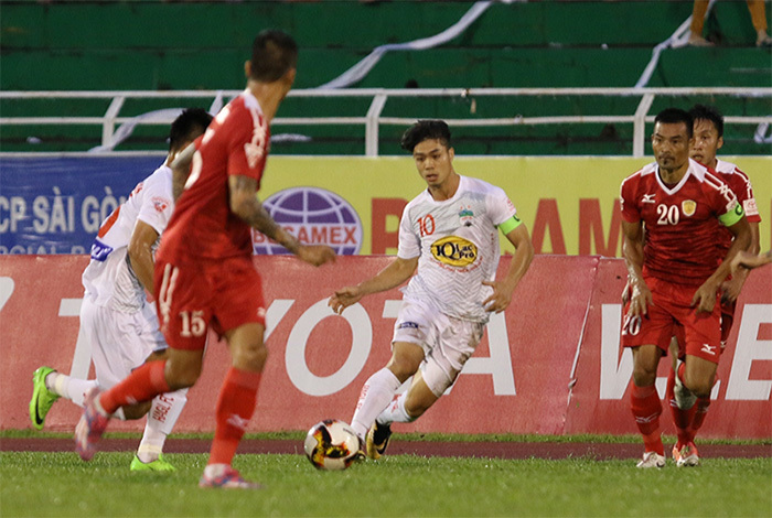 Công Phượng mất oan quả penalty?