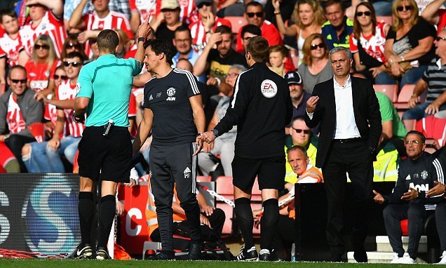 Chọc tức trọng tài, Mourinho may mắn thoát án