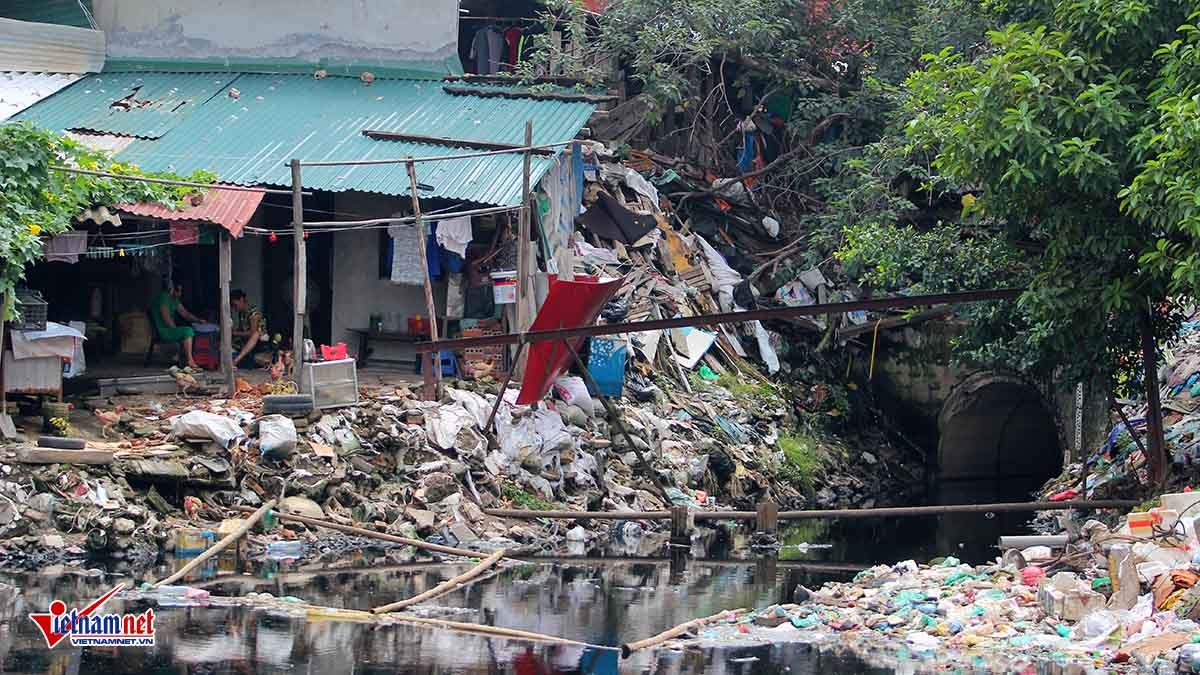 Giữa phố lớn Hà Nội, hồ ngập rác thối