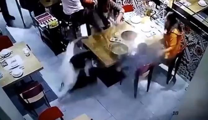 Cậu bé bị nồi nước lẩu đổ vào người