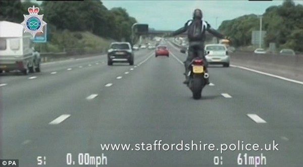 Lĩnh án tù vì vừa chạy xe 188 km/h vừa chụp ảnh 'tự sướng'