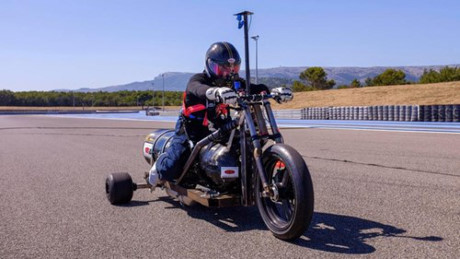 'Độc lạ' chiếc xe mô tô 3 bánh chạy 261 km/h chạy bằng nước mưa
