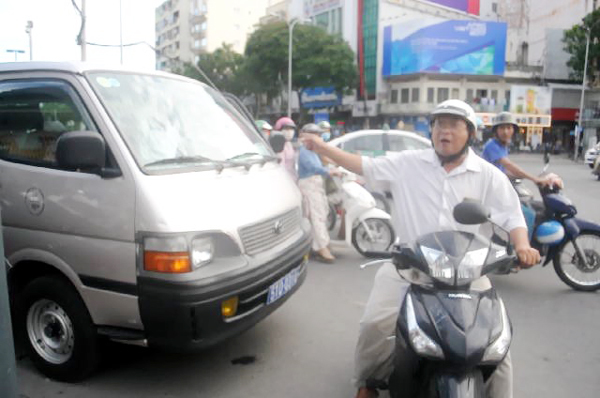 “Tôi quán triệt anh em không được đi ngược chiều, không được vượt đèn đỏ… kể cả trong lúc thi hành công vụ vì luật không cho phép các lực lượng cửa UBND quận được như thế”- ông Hải thẳng thắn nói.