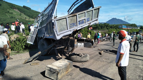 Tàu hỏa húc xe tải biến dạng, tài xế nguy kịch