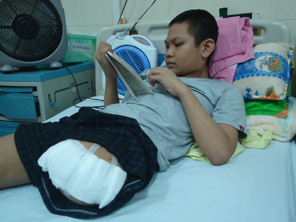 Nghị lực của cậu bé bị cắt chân vì căn bệnh ung thư xương