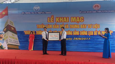 Tặng tư liệu chủ quyền biển đảo cho tỉnh Tuyên Quang