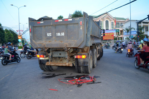 Quảng Ngãi: Bị xe tải cuốn vào gầm, cháu bé thoát chết thần kỳ