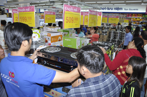 Co.opmart Huỳnh Tấn Phát khai trương, giảm giá mạnh
