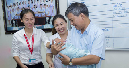 Bé trai 5 ngày tuổi bị bỏ rơi tại Viện Huyết học