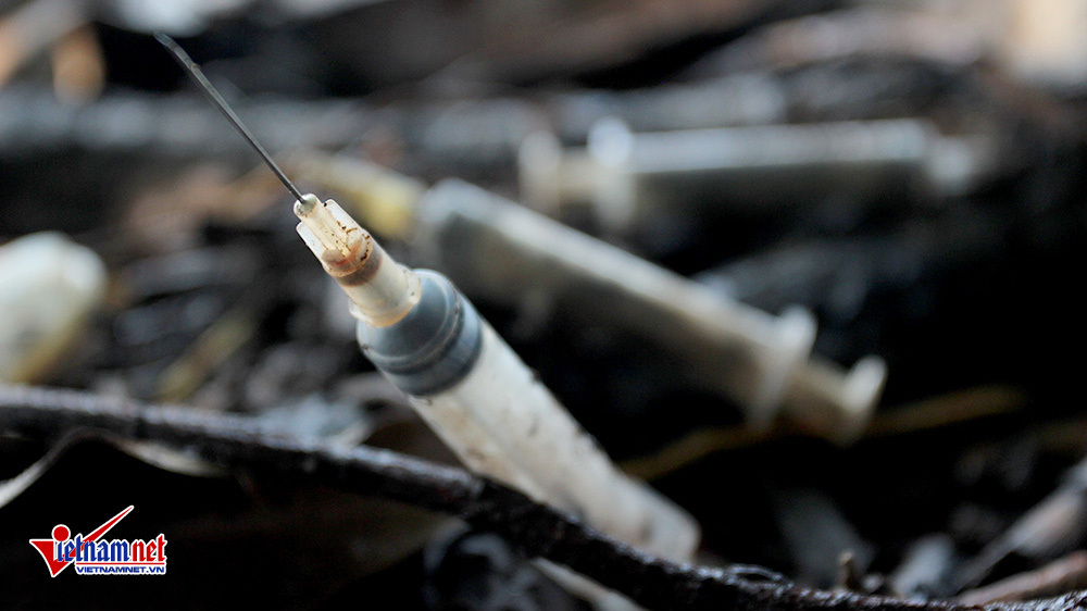 Kim tiêm dính máu la liệt bên hồ Ba Mẫu