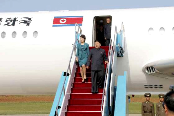 Hình ảnh vợ chồng Kim Jong Un hạnh phúc sánh đôi