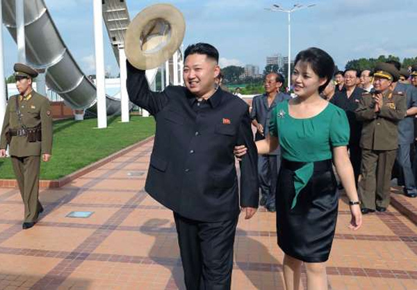 Hình ảnh vợ chồng Kim Jong Un hạnh phúc sánh đôi