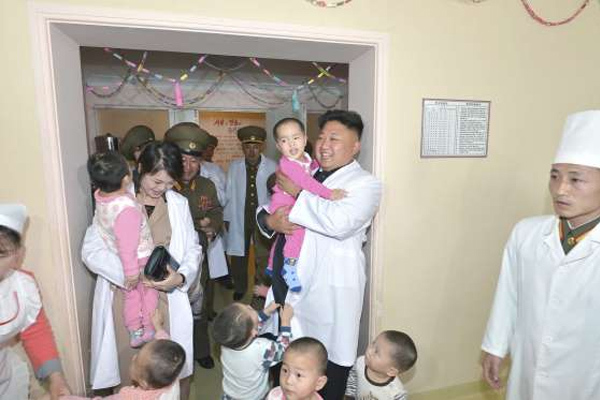 Hình ảnh vợ chồng Kim Jong Un hạnh phúc sánh đôi