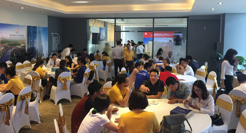 Hàng trăm khách dự khai trương căn hộ mẫu Roman Plaza