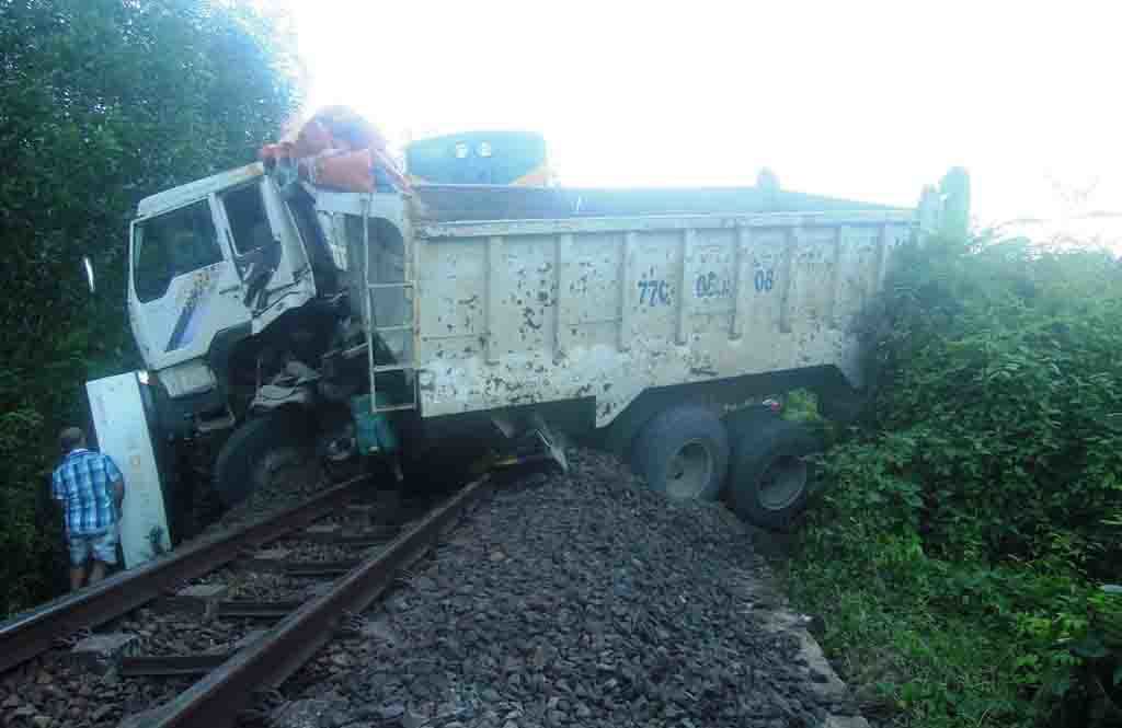 Tàu hỏa đẩy văng xe ben 200m, đường sắt tê liệt