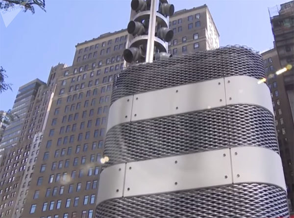 Tháp kim loại bí ẩn bất ngờ mọc lên ở New York