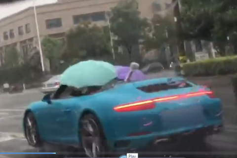 Bi hài cảnh 'dân chơi' lái siêu xe Porsche mui trần cầm ô che mưa