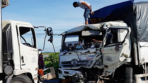 Xe tải đối đầu: Phụ xe văng ra đường, tài xế dính chặt trong buồng lái