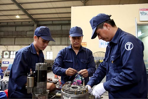 Thợ xe buýt Transerco trổ tài bảo dưỡng, sửa chữa