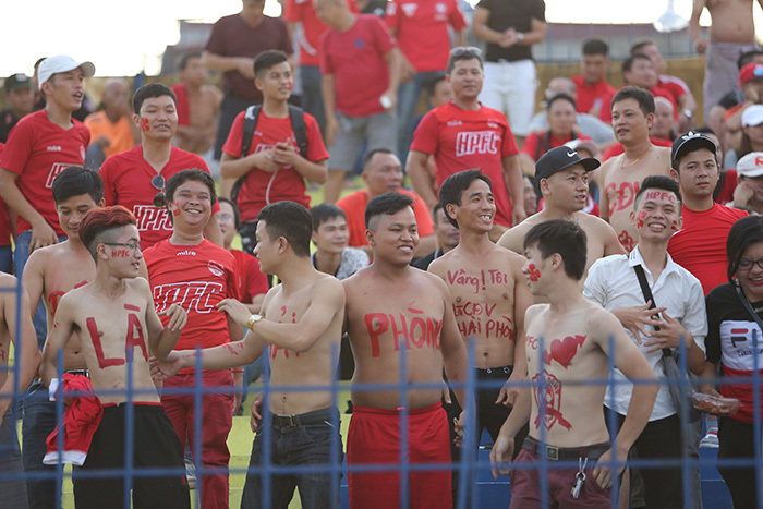 CĐV Hải Phòng cởi trần, vẽ lên người 