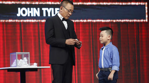 Cậu bé Khoa Minh thể hiện tài năng trên sân khấu: