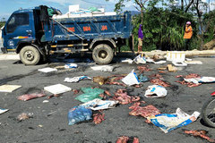 Hà Tĩnh: Dân vây xe tải chở cá mực thối rữa chôn gần bờ đê
