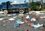 Hà Tĩnh: Dân vây xe tải chở cá mực thối rữa chôn gần bờ đê