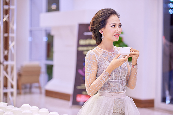MC Mỹ Vân diện đầm ren gợi cảm ở sự kiện