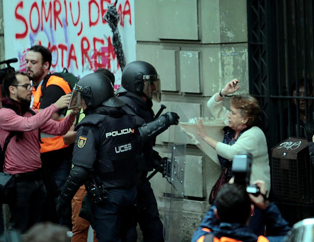Đụng độ ở trưng cầu dân ý tại Tây Ban Nha, 460 người bị thương