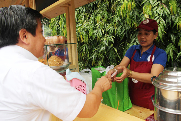 Ông Đoàn Ngọc Hải tặng quà may mắn cho tiểu thương phố hàng rong