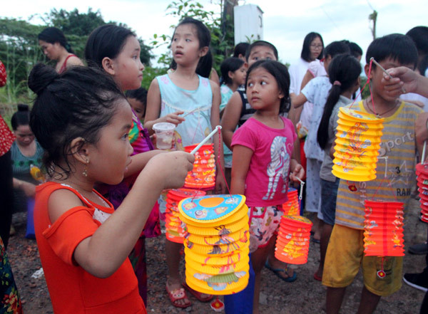 Trung thu rưng rưng nước mắt của trẻ em nơi nghèo nhất Sài Gòn