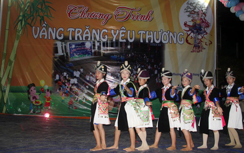 Trung thu của trẻ em nghèo trong lòng hồ thủy điện