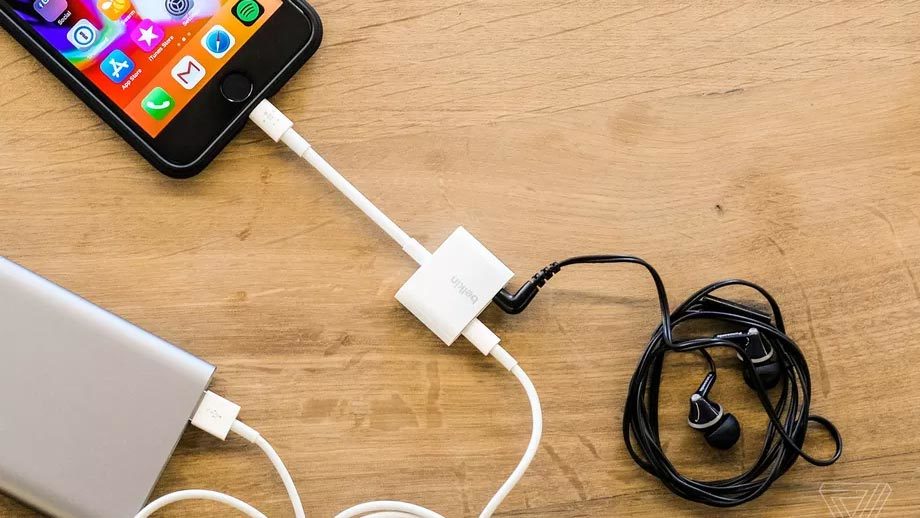 Apple bán cáp tích hợp Lightning, giắc 3,5mm cho iPhone mới