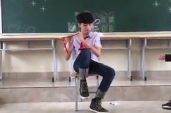 10X Quảng Ninh được cô giáo khen khi thổi sáo trúc 'Em gái mưa'