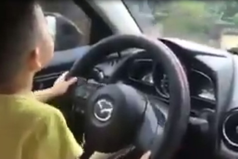 Mẹ vô tư để con nhỏ lái xe ô tô giữa trời mưa gió