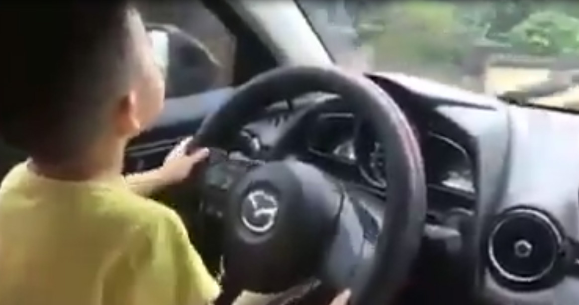 Mẹ vô tư để con nhỏ lái xe ô tô giữa trời mưa gió