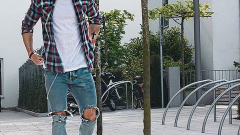Phối đồ đẹp với chiếc quần jeans rách