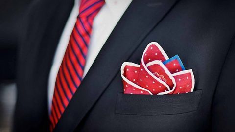 Những mẫu phụ kiện cần có cho chiếc áo vest của bạn thêm mới lạ