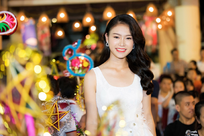 Ngọc Vân mặc váy trắng muốt làm chị Hằng trong đêm Trung thu