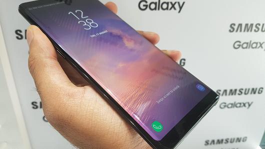 Galaxy Note 8 bị tố 'hở sáng' ở viền màn hình