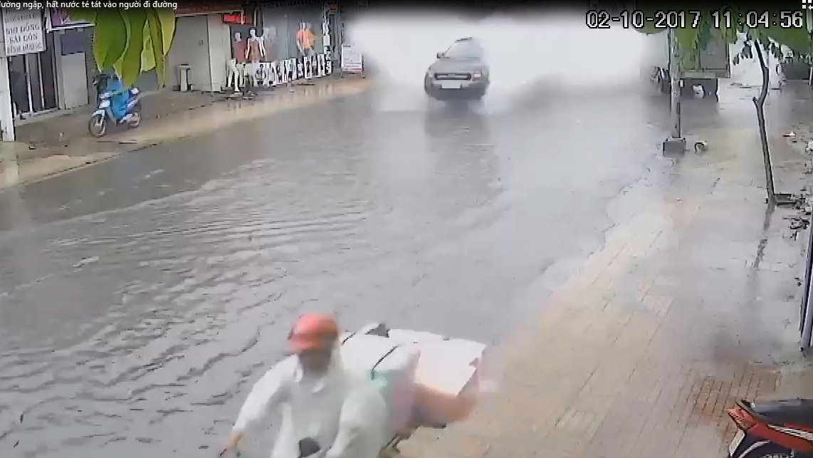 Ô tô phóng như bay trên đường ngập, hất nước té tát vào người đi đường