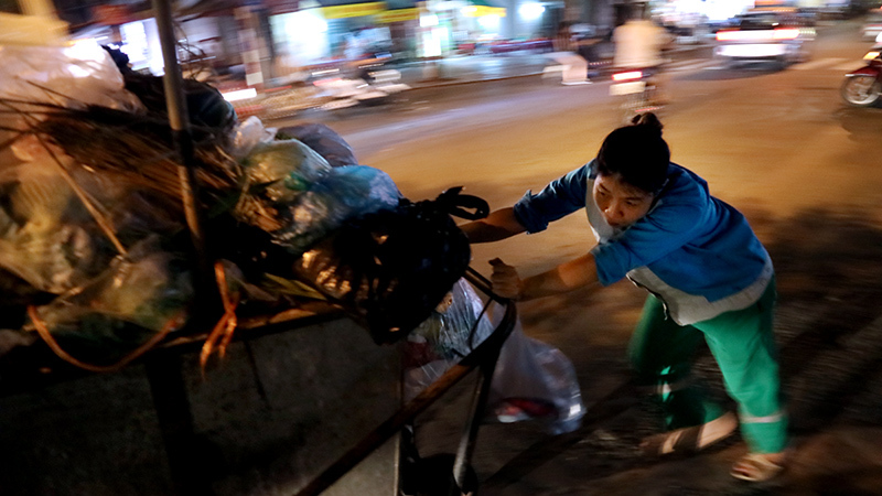 Những người phụ nữ còng lưng đẩy 'siêu xe' trên phố Hà Nội