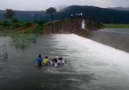Video nhóm nữ sinh vượt sông đi thi gây sốt