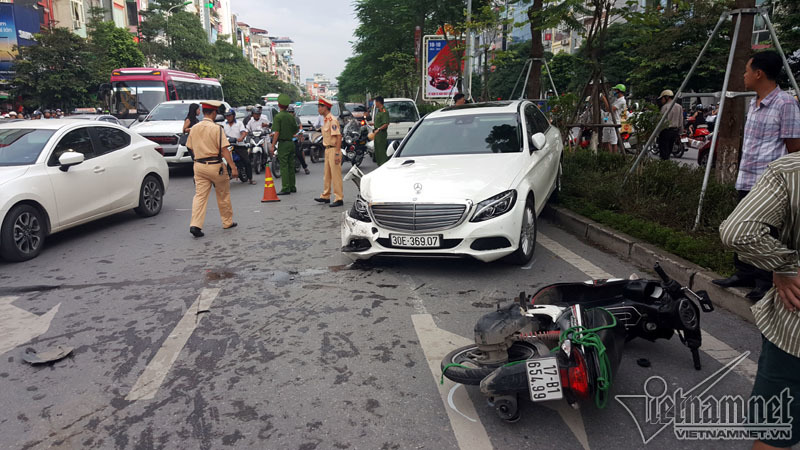 Hà Nội: Mercedes tông liên tiếp nhiều xe trên phố Xã Đàn