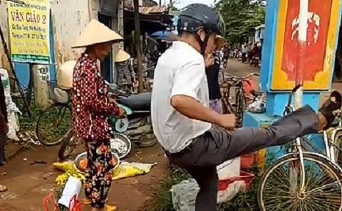 Trưởng công an xã đá văng hàng hóa của dân khi dẹp lề đường